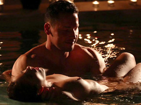 Um casal fodidamente sensual  beira da piscina e at dentro! 1